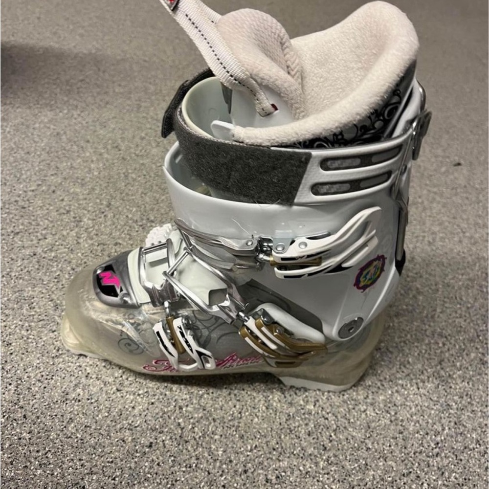 Women’s ski boots